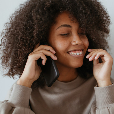 Frau telefoniert mit Smartphone