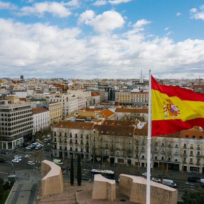 Stadt von oben mit spanischer Flagge im Vordergrund