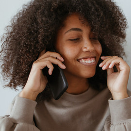 Frau telefoniert mit Smartphone