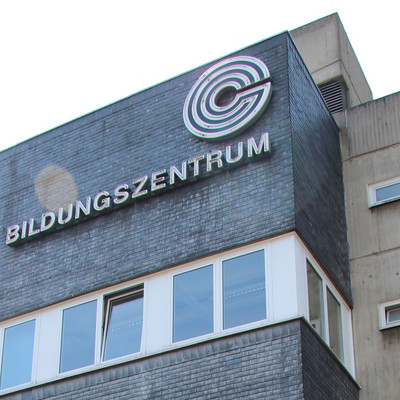 Ansicht der Fassade des Bildungszentrums (Ausschnitt)
