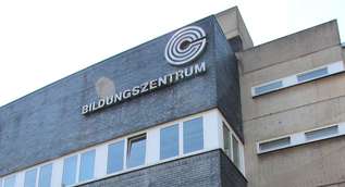 Ein Ausschnitt der Fassade des Bildungszentrums mit der Aufschrift "Bildungszentrum".
