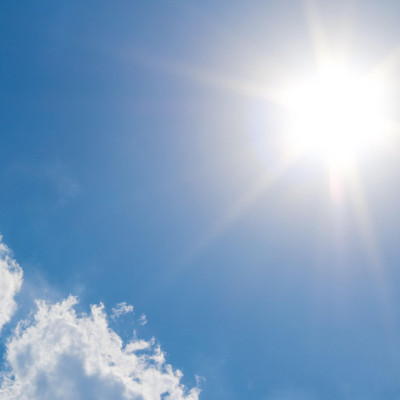 Gleißende Sonne bei strahlend blauem Himmel